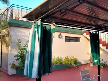 Venta de Chalet 5 AMBIENTES Con Cochera en Castelar Sur