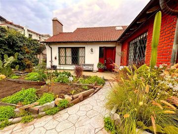 Casa en Venta en Las Azucenas | Casa en Venta (2D1B) | Providencia | One Propiedades