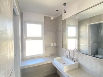 RETASADO, ANTES USD 220.000, AHORA USD185.000 EXCELENTE CASA TIPO PH A ESTRENAR!!