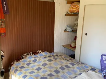 CASA DE 3 DORMITORIOS, CON GRAN PATIO Y ARBOLES NATIVOS