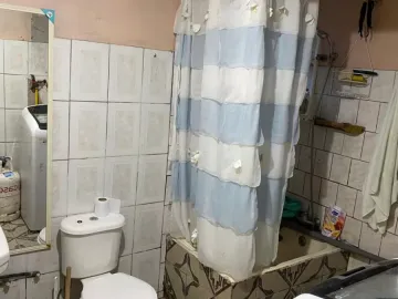 CASA DE 3 DORMITORIOS, CON GRAN PATIO Y ARBOLES NATIVOS