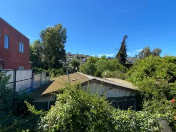 CASA DE 3 DORMITORIOS, CON GRAN PATIO Y ARBOLES NATIVOS