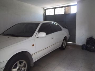 Hurlingham. Amplia propiedad sobre Av.Vergara