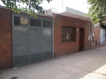 Hurlingham. Amplia propiedad sobre Av.Vergara