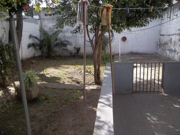 Hurlingham. Amplia propiedad sobre Av.Vergara