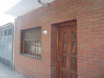 Hurlingham. Amplia propiedad sobre Av.Vergara
