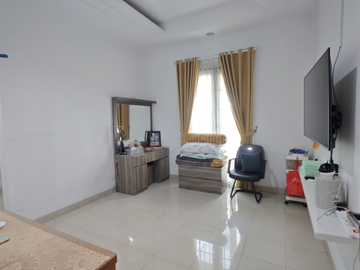 Rumah terawat, pencahayaan bagus sudah tinggi dari jalan di Janur Elok, Kelapa gading