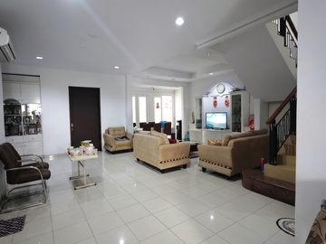 Rumah terawat, pencahayaan bagus sudah tinggi dari jalan di Janur Elok, Kelapa gading