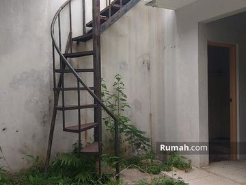 Rumah Dekat Dengan Lapangan Golf