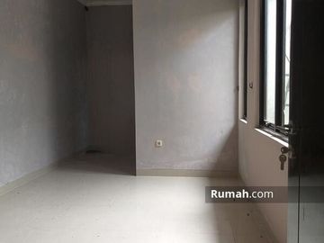 Rumah Dekat Dengan Lapangan Golf