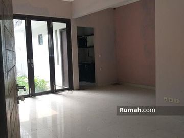 Rumah Dekat Dengan Lapangan Golf
