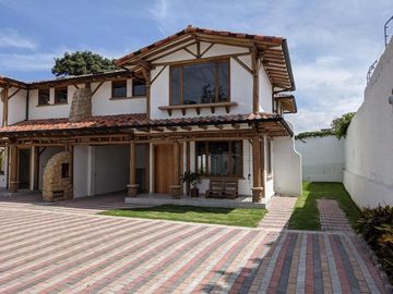 Hermosas casas estilo rústico, 3 dorm., 200m2, jardines, Tumbaco, Santa Rosa