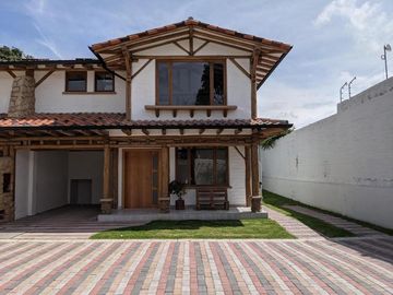 Hermosas casas estilo rústico, 3 dorm., 200m2, jardines, Tumbaco, Santa Rosa