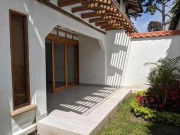 Hermosas casas estilo rústico, 3 dorm., 200m2, jardines, Tumbaco, Santa Rosa