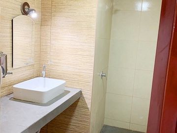 AMPLIO DEPARTAMENTO / OFICINA EN SAN MIGUEL EN EXCELENTE ZONA COMERCIAL