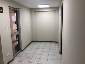 AMPLIO DEPARTAMENTO / OFICINA EN SAN MIGUEL EN EXCELENTE ZONA COMERCIAL