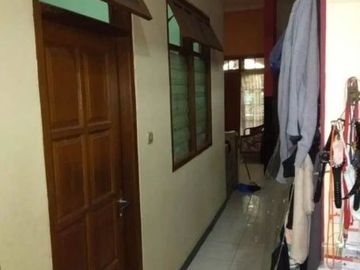 Rumah di Nginden, Strategis, Hadap Barat