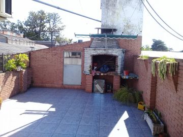 EXCELENTE DEPARTAMENTO EN PLANTA ALTA.