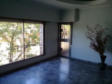 EXCELENTE DEPARTAMENTO EN PLANTA ALTA.