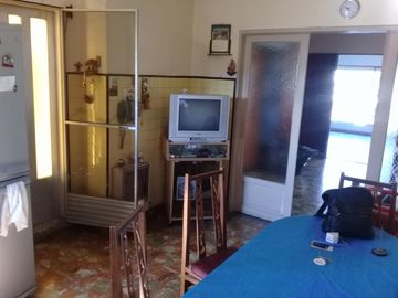 EXCELENTE DEPARTAMENTO EN PLANTA ALTA.