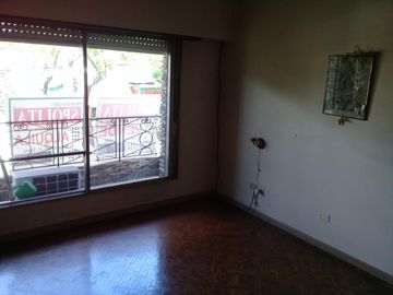 EXCELENTE DEPARTAMENTO EN PLANTA ALTA.