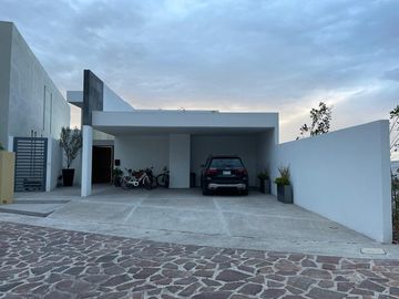 CASA CON ALBERCA EN CERRADA DEL PEDREGAL, SLP