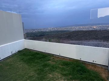 CASA CON ALBERCA EN CERRADA DEL PEDREGAL, SLP