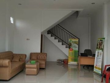 Ruko 2 lantai Semi Furnished siap huni di Bekasi Utara