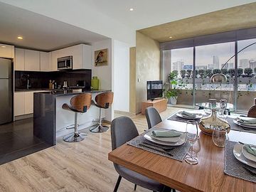 Departamento con 5 estacionamientos, terraza de 11 m2, alberca con carril de nad