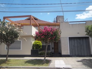 Villa Tesei: Robusta propiedad. Ideal 2 familias.