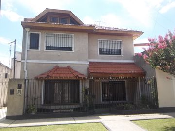 Villa Tesei: Robusta propiedad. Ideal 2 familias.