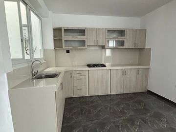 🏡 ¡El hogar que siempre soñaste en La Esperanza es una realidad!

✨ Vive en este moderno y funcional departamento ubicado en el tercer piso de la ca