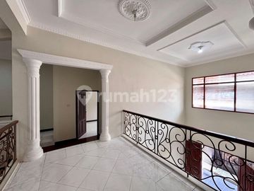 Rumah Mewah di Tebet Barat, Akses Mudah Dekat Taman