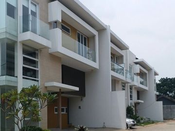 Rmh 2lantai Kolam.renang Pribadi lokasi strategis Ps.Minggu,Jaksel