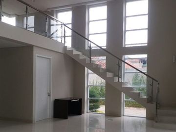 Rmh 2lantai Kolam.renang Pribadi lokasi strategis Ps.Minggu,Jaksel