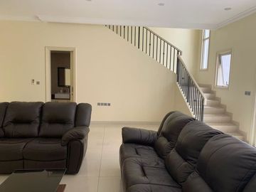 JUAL CEPAT RUMAH CANTIK TERAWAT SIAP HUNI DI SCARLET GADING SERPONG