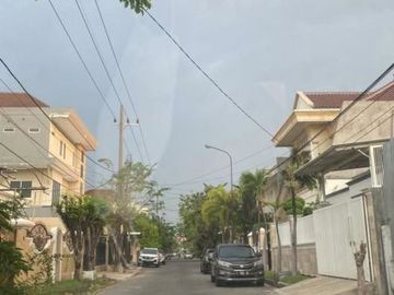 Tanah Dharmahusada indah barat, Strategis Hadap Timur