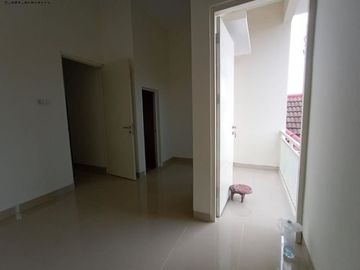 rumah lokasi tengah kota di gubeng Row jalan bisa 2mobil
