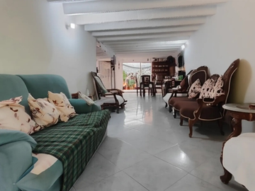 SE VENDE CASA CON NEGOCIO EN LAGOS – FLORIDABLANCA 
Área construida: 183.8 m²
Área lote: 8m² de fren