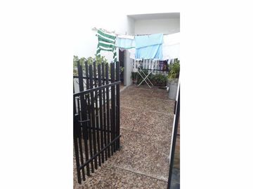 CASA DE 4 AMBIENTES CON COCHERA Y FONDO LIBRE