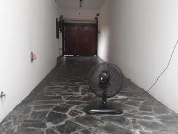 CASA DE 4 AMBIENTES CON COCHERA Y FONDO LIBRE