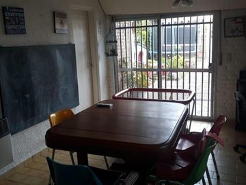 CASA DE 4 AMBIENTES CON COCHERA Y FONDO LIBRE