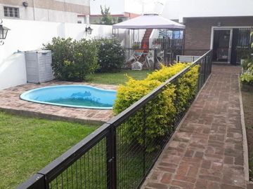 CASA DE 4 AMBIENTES CON COCHERA Y FONDO LIBRE