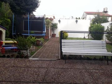 CASA DE 4 AMBIENTES CON COCHERA Y FONDO LIBRE