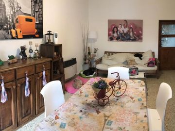 CASA DE 4 AMBIENTES CON COCHERA Y FONDO LIBRE