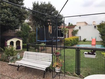 CASA DE 4 AMBIENTES CON COCHERA Y FONDO LIBRE