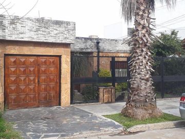CASA DE 4 AMBIENTES CON COCHERA Y FONDO LIBRE