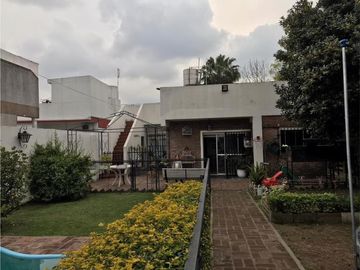 CASA DE 4 AMBIENTES CON COCHERA Y FONDO LIBRE