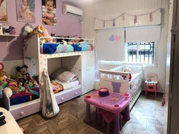 CASA DE 4 AMBIENTES CON COCHERA Y FONDO LIBRE