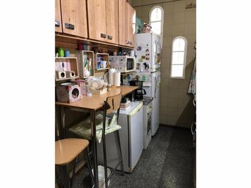 CASA DE 4 AMBIENTES CON COCHERA Y FONDO LIBRE